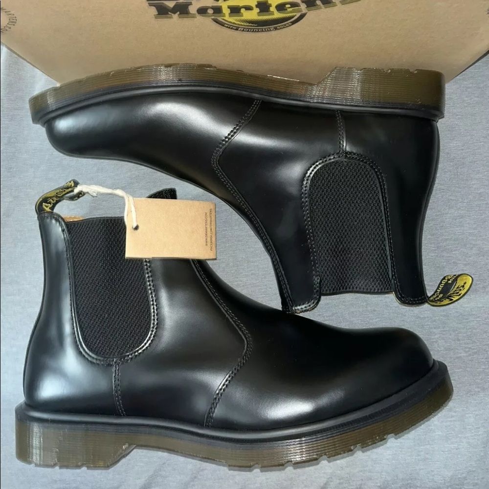 Dr. Martens 2976 Chelsea Smooth Leather Boots